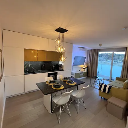 Golden Sun Apartment *